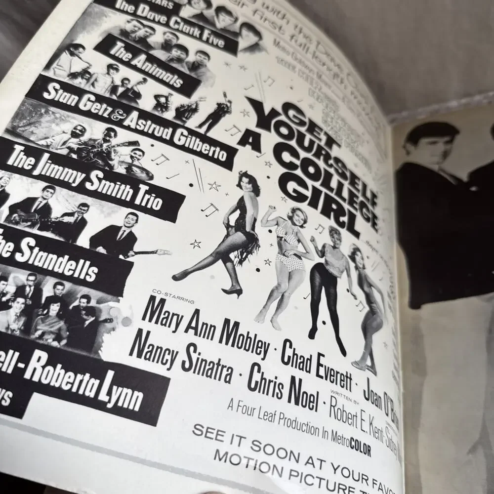 The Dave Clark Five book of their 3rd US tour 1964, vintage 24-page Signatures